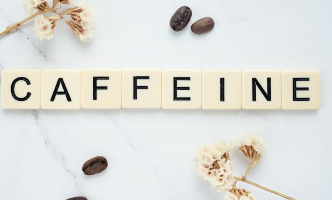 Scrabblebrikker som staver ordet caffeine