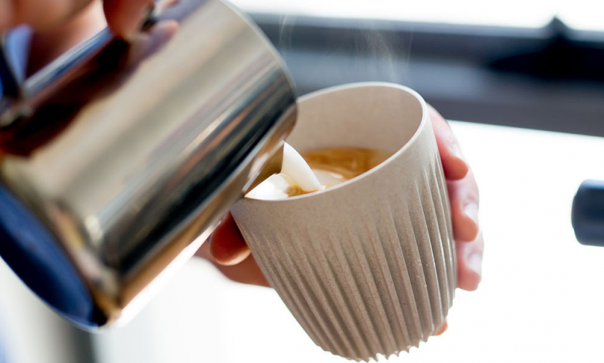 Varm drikke skjenkes i Huskee Cup