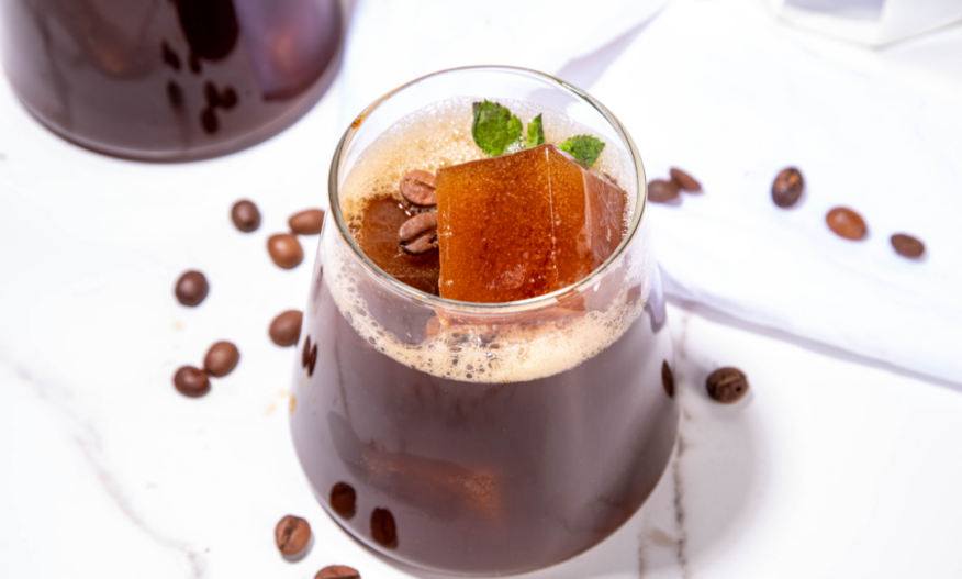Et glass med kaldbrygget kaffe og isbiter. img