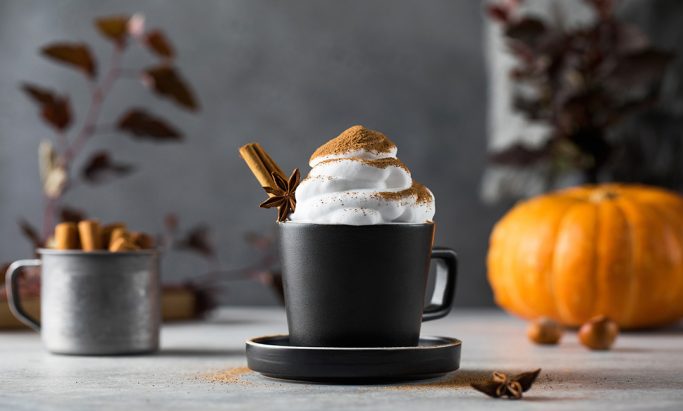 Pumpkin spice latte i sort kopp