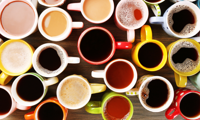 Et bord dekket av kopper med kaffedrikker
