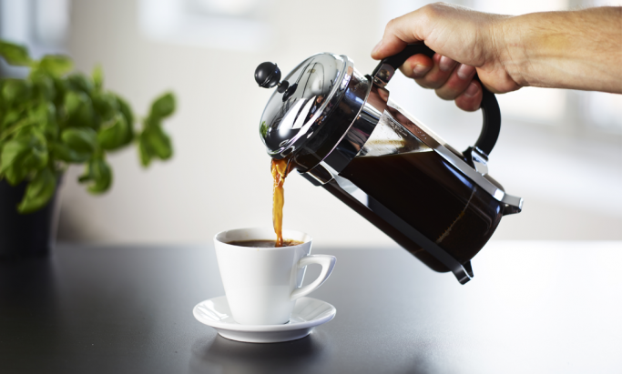 kaffe skjenkes fra presskanne