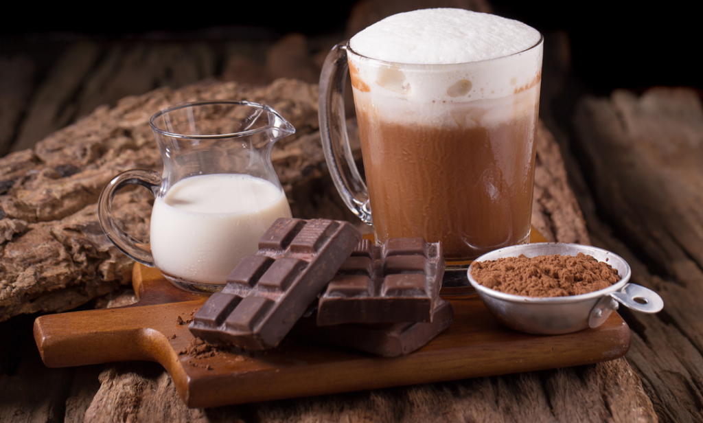 Kakao, melk, sjokolade og sjokoladedrikk på et trebrett