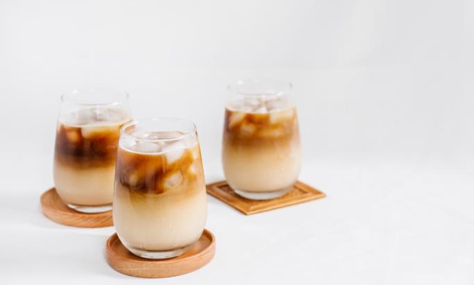 3 glass med iskald islatte på en lys kjøkkenbenk. img