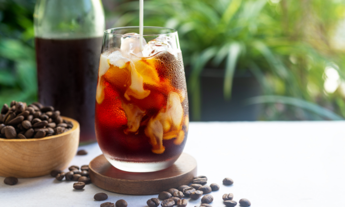 iskaffe i et iskald klass med dugg, stående på et bord