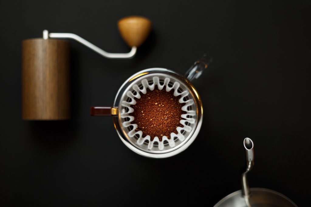 Malt kaffe i kaffeholder klar til å håndbrygges.