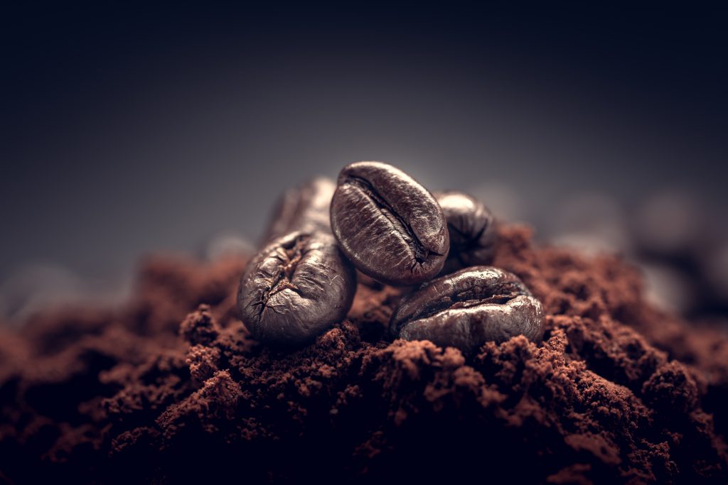 Mørkbrente kaffebønner malt til fin kaffe.
