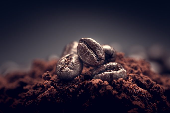 Kaffebønner på en haug av finmalt kaffe