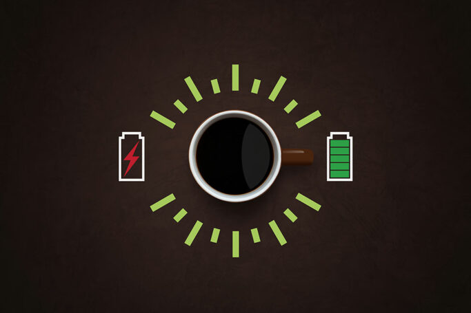 Bilde av en kaffekopp sammen med en illustrasjon som viser fult eller lavt batteri