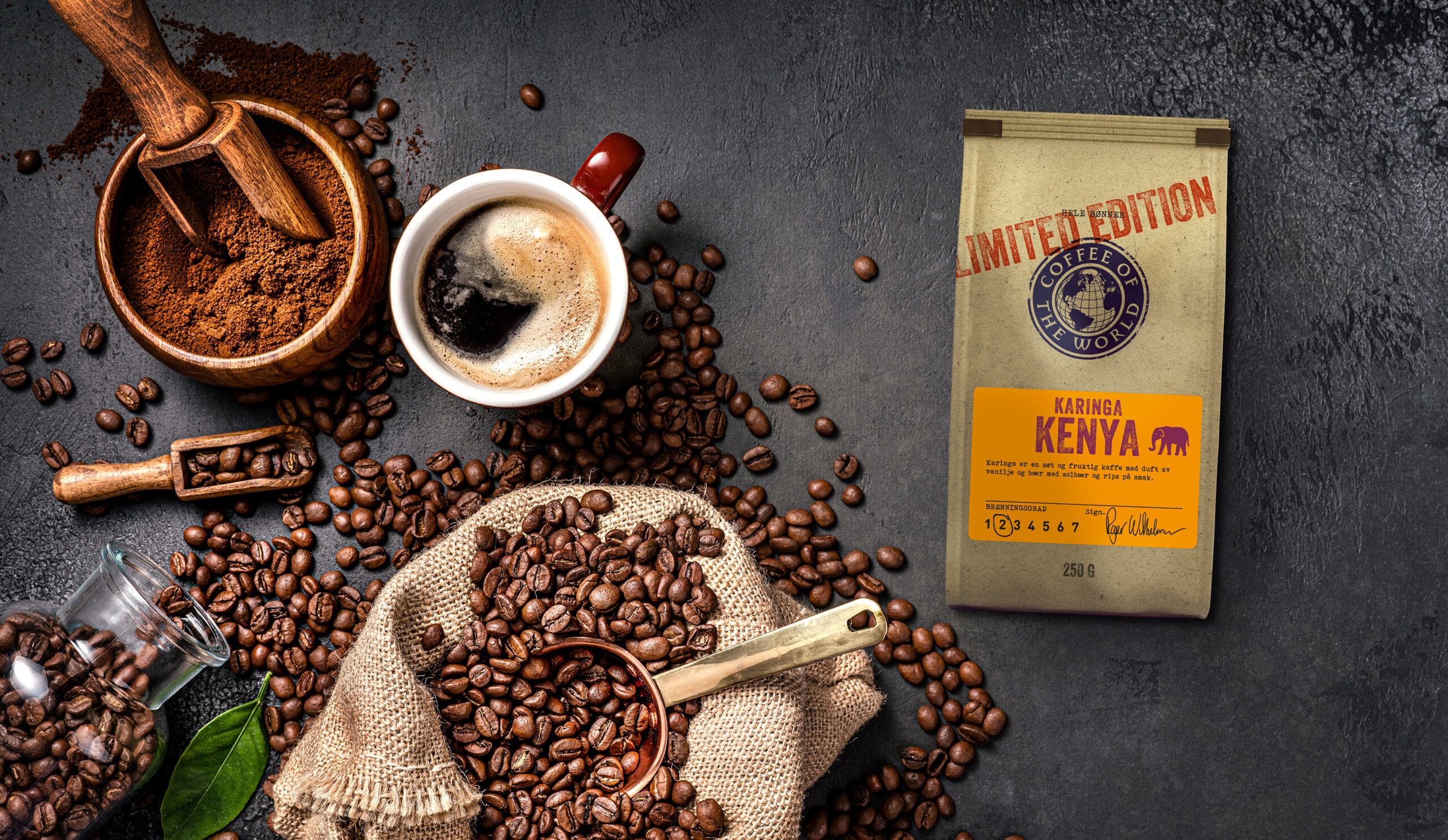 Karinga Kenya kaffepose på sort benkeplate med kaffebønner